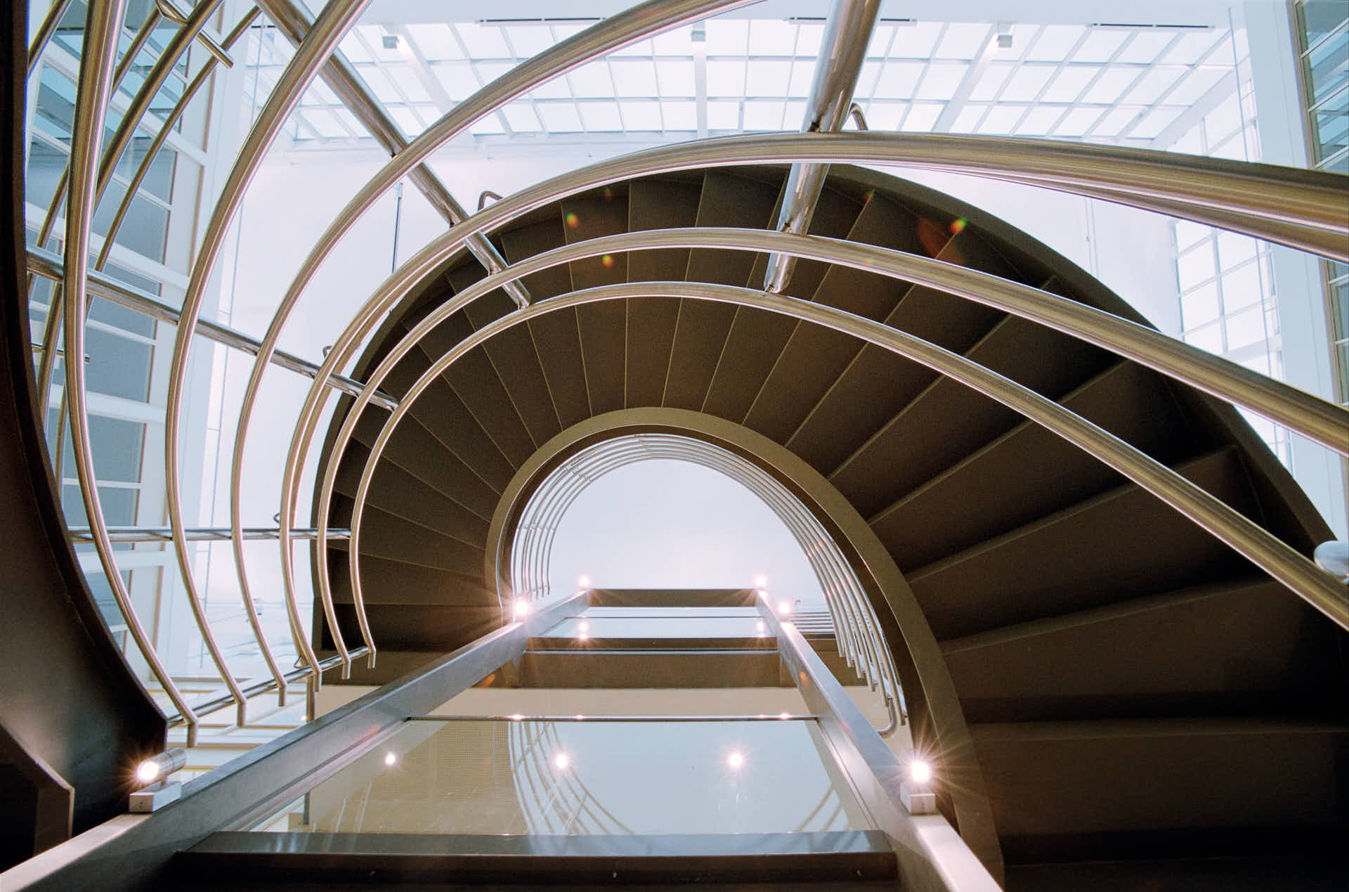 Solna business park iss spiral trappa atrium fotograf martin ekwall
