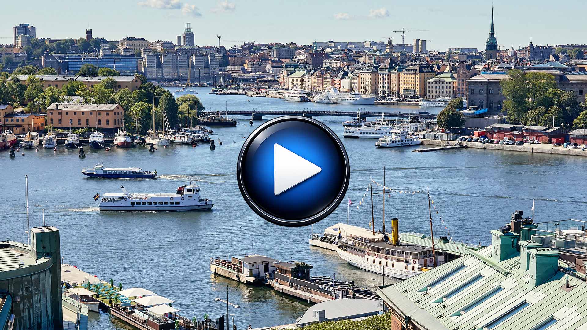 Utsikt över Stockholm med vatten, båtar och stadssiluett